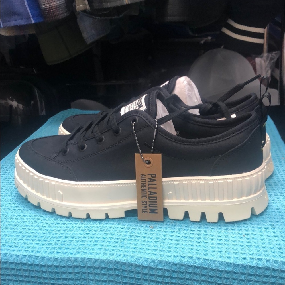 Palladium Black and White Unisex Sneakers Men’s 10.5 Women’s 12